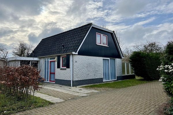 Buitenkant - Vakantiebungalow met wifi vlakbij het strand in Sint Maartenszee (1)