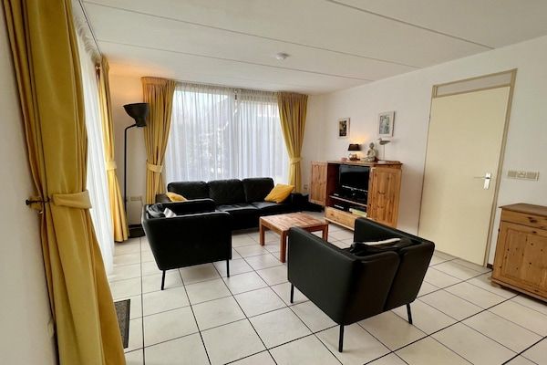 Woonkamer - Vakantiebungalow met wifi vlakbij het strand in Sint Maartenszee (3)