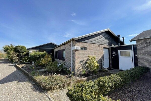 Buitenkant - Bungalow in Sint Maartenszee nabij duin in Sint Maartenszee (1)