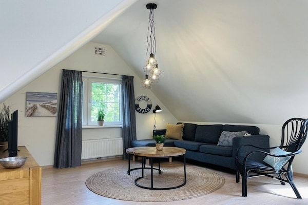 Woonkamer - 3-persoons appartement nabij bos in Sint Maartenszee (1)