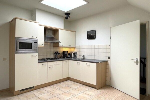 Keuken - 3-persoons appartement nabij bos in Sint Maartenszee (3)