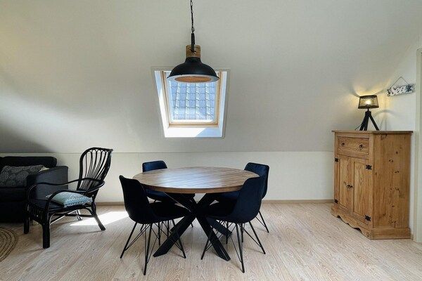 Eetkamer - 3-persoons appartement nabij bos in Sint Maartenszee (2)