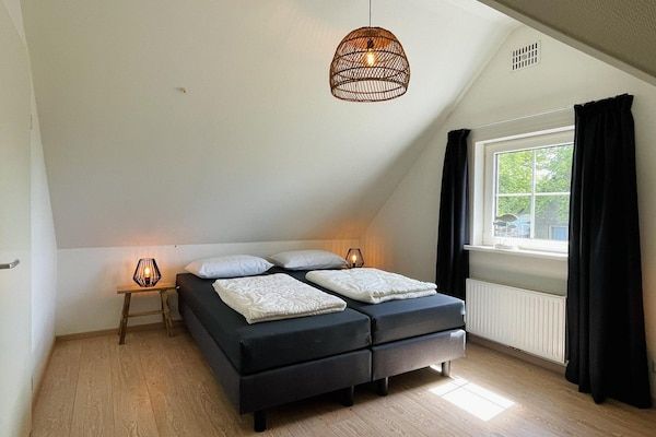 Slaapkamer - 3-persoons appartement nabij bos in Sint Maartenszee (4)