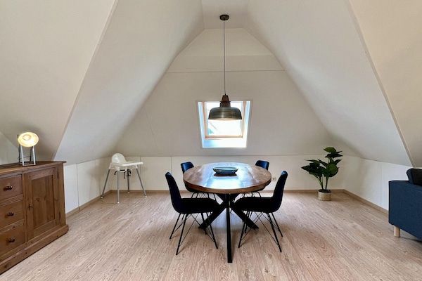Eetkamer - Appartement in Sint Maartenszee vlakbij het strand in Sint Maartenszee (2)