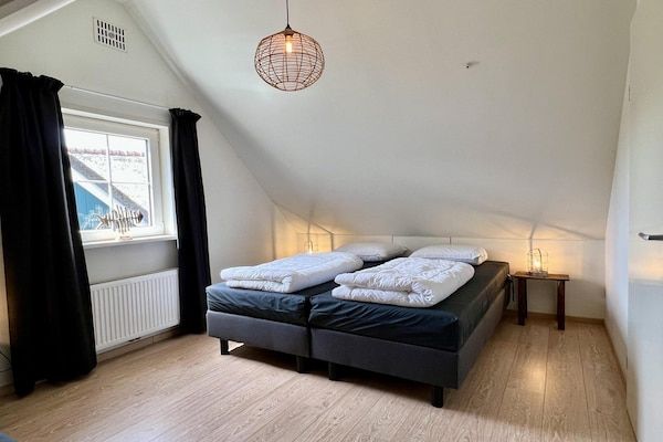 Slaapkamer - Appartement in Sint Maartenszee vlakbij het strand in Sint Maartenszee (4)