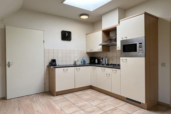 Keuken - Appartement in Sint Maartenszee vlakbij het strand in Sint Maartenszee (3)
