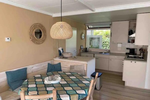 Woonkamer - Zonnige tuinbungalow in Sint Maartenszee (5)