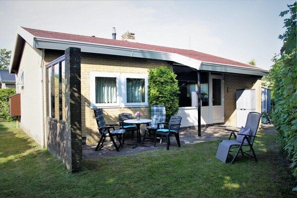 Buitenkant - Aantrekkelijke bungalow met grote tuin in Sint Maartenszee (1)