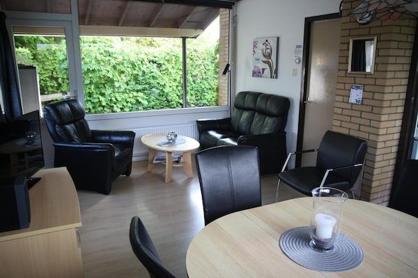 Woonkamer - Aantrekkelijke bungalow met grote tuin in Sint Maartenszee (2)