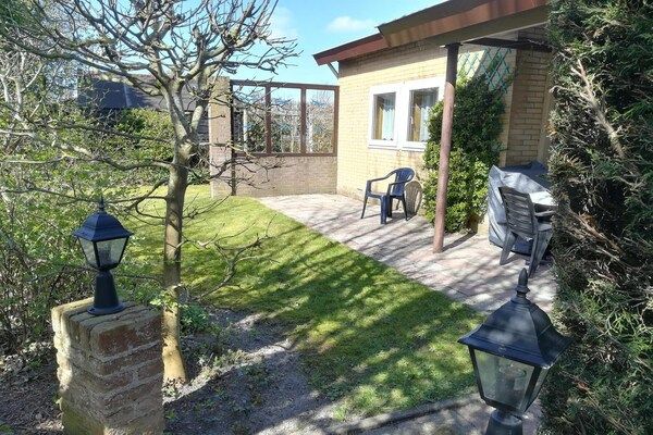 Terras - Aantrekkelijke bungalow met grote tuin in Sint Maartenszee (4)