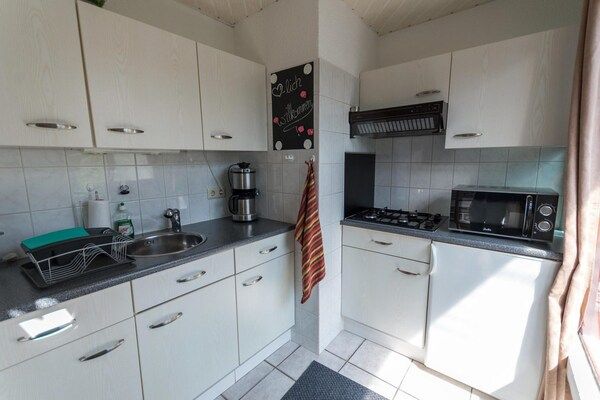 Keuken - Bungalow aan de Noord-Hollandse kust in Sint Maartenszee (4)