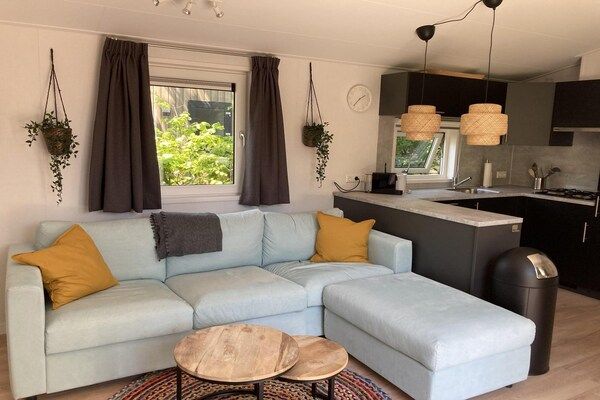 Woonkamer - Modern chalet met tuin en terras in Sint Maartenszee (2)