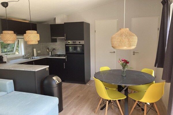 Keuken - Modern chalet met tuin en terras in Sint Maartenszee (3)