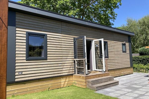 Buitenkant - Modern chalet met tuin en terras in Sint Maartenszee (1)