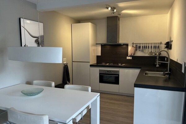 Keuken - Vakantiehuis vlakbij duinen, strand en zee in Sint Maartensvlotbrug (4)