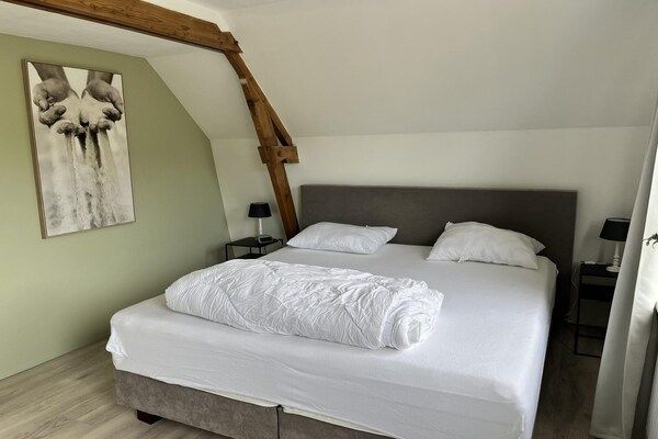 Slaapkamer - Vakantiehuis vlakbij duinen, strand en zee in Sint Maartensvlotbrug (3)