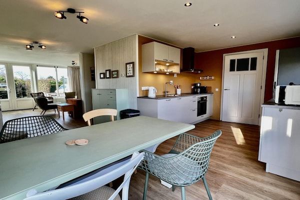 Eetkamer - Moderne bungalow dichtbij het strand met uitzicht in Sint Maartensvlotbrug (3)