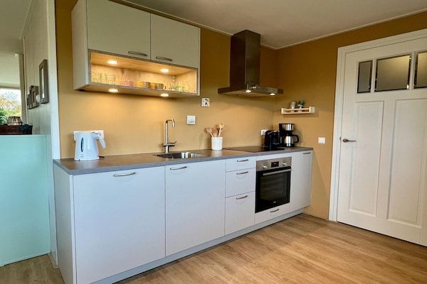 Keuken - Moderne bungalow dichtbij het strand met uitzicht in Sint Maartensvlotbrug (4)