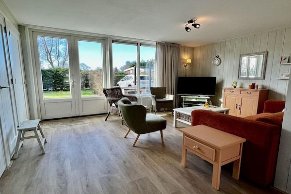 Woonkamer - Moderne bungalow dichtbij het strand met uitzicht in Sint Maartensvlotbrug (2)