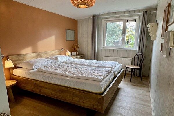 Slaapkamer - Moderne bungalow dichtbij het strand met uitzicht in Sint Maartensvlotbrug (5)