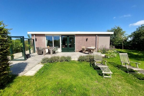 Buitenkant - Moderne bungalow dichtbij het strand met uitzicht in Sint Maartensvlotbrug (1)