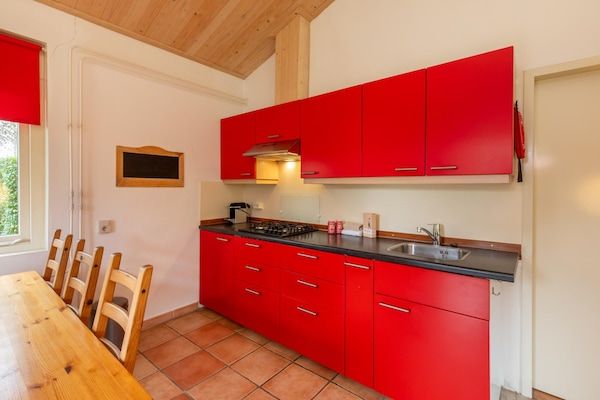 Keuken - Huis in Oostkapelle vlakbij het strand in Oostkapelle (3)