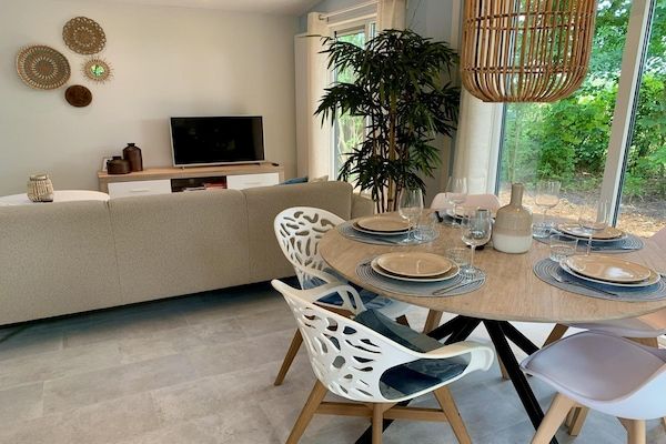 Eetkamer - Modern chalet met terras, veranda in Sint Maartenszee (5)
