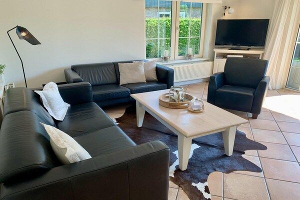 Woonkamer - 6-persoons vakantiehuis met tuin in Sint Maartenszee (2)