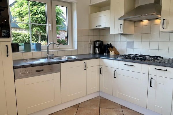 Keuken - 6-persoons vakantiehuis met tuin in Sint Maartenszee (4)