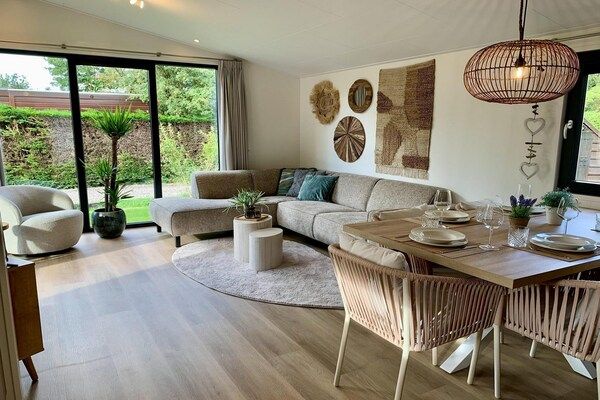 Woonkamer - Aangenaam chalet met veranda in Sint Maartenszee (2)