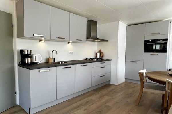 Keuken - Bungalow in park met omheinde tuin in Sint Maartenszee (4)