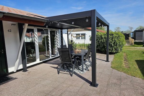 Buitenkant - Bungalow in park met omheinde tuin in Sint Maartenszee (1)