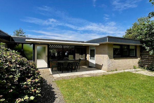 Buitenkant - Schitterende bungalow met zonnige tuin in Sint Maartenszee (1)