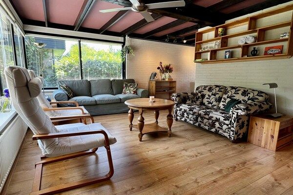Woonkamer - Schitterende bungalow met zonnige tuin in Sint Maartenszee (2)