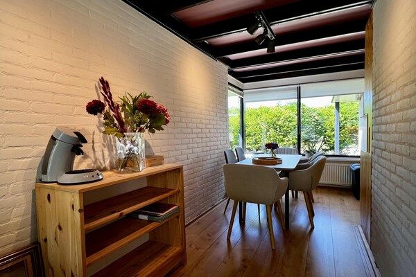 Eetkamer - Schitterende bungalow met zonnige tuin in Sint Maartenszee (3)