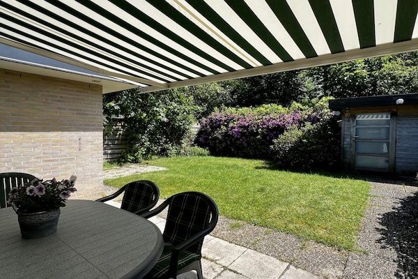 Terras - Schitterende bungalow met zonnige tuin in Sint Maartenszee (5)
