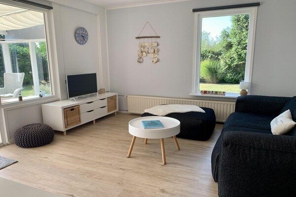 Woonkamer - Bungalow aan de kust met tuin in Sint Maartenszee (2)