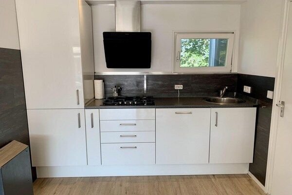 Keuken - Bungalow aan de kust met tuin in Sint Maartenszee (4)