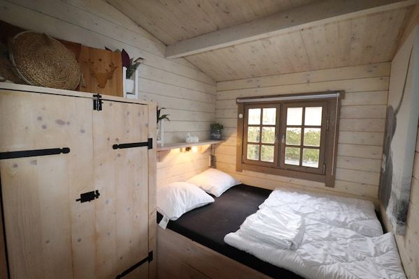 Slaapkamer - Hut in Tzummarum met zwembad en tennisbaan in Tzummarum (5)