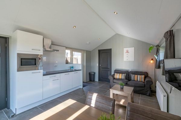 Woonkamer - Strandhuis 't Koepeltje vlakbij de duinen in Groote Keeten (4)
