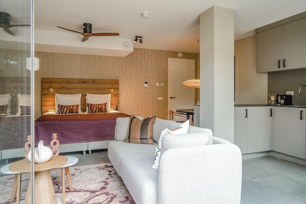 Woonkamer - Duurzaam Verblijf met Terras in Den Haag (2)