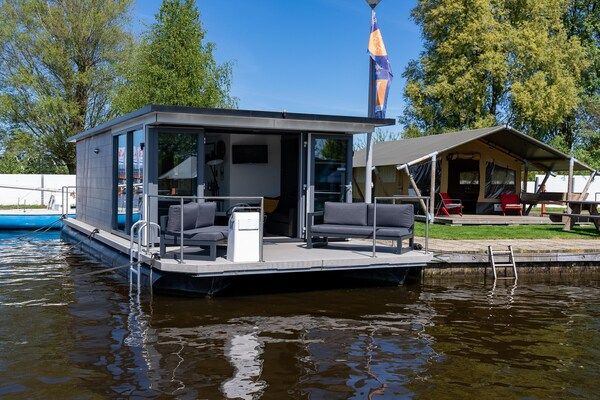 Buitenkant - Houseboat in Heeg met prachtig havenzicht in Heeg (4)