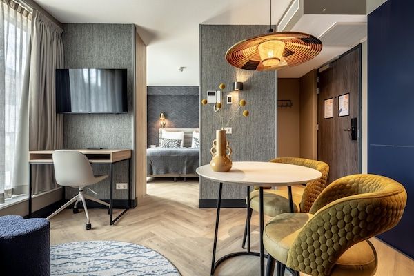 Woonkamer - Modern overnachten in historisch Delft in Den Haag (5)