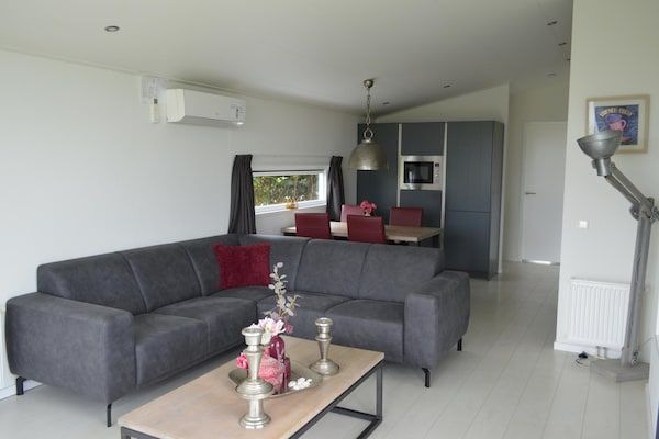 Woonkamer - Vakantiehuis met gashaard & badkamer in Bemelen (3)