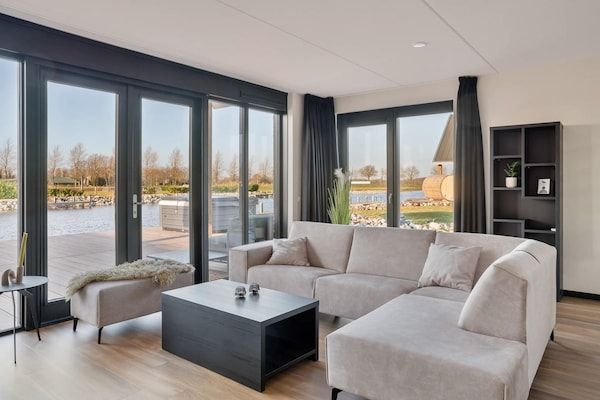 Woonkamer - Hot Tub Retreat met aanlegsteiger in Noardburgum (4)