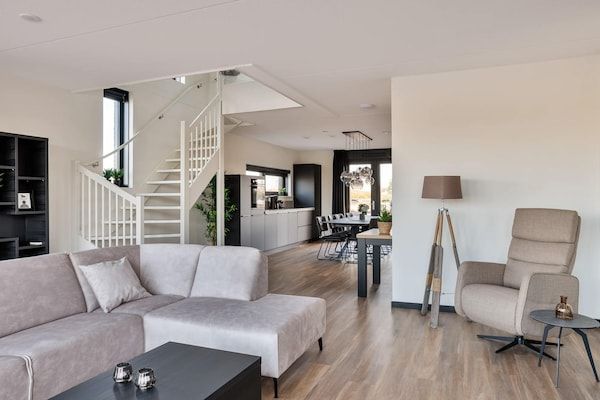 Woonkamer - Hot Tub Retreat met aanlegsteiger in Noardburgum (1)
