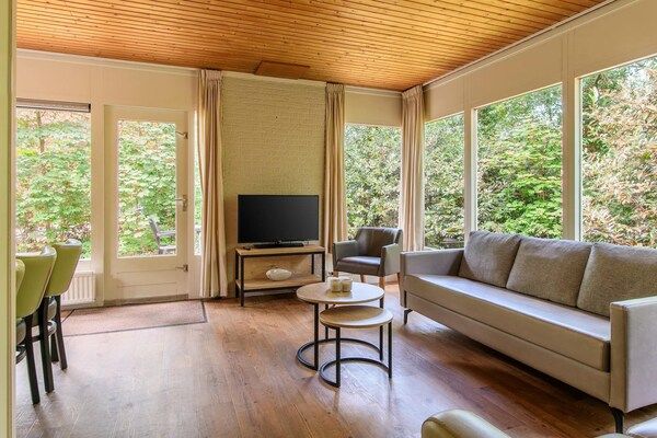 Woonkamer - Bungalow in Nederland met COPD-vriendelijke stijl in Putten (4)