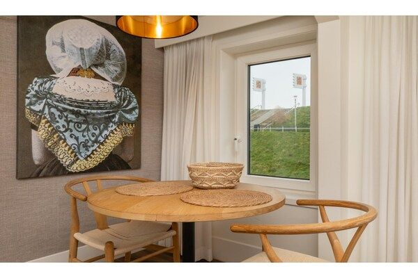 Eetkamer - Appartement in Zeeland bij het Strand in Zoutelande (5)