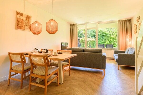 Eetkamer - Kindvriendelijk appartement met themakamers in Bruinisse (2)