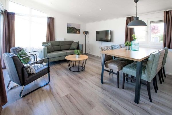 Woonkamer - Familielodge Parc du Soleil met veranda in Noordwijk (1)